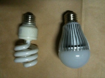 LED電球と蛍光灯電球